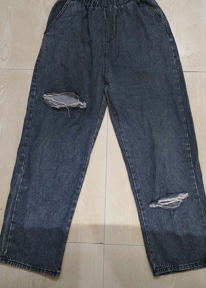 Unisex wide-leg distressed jeans.