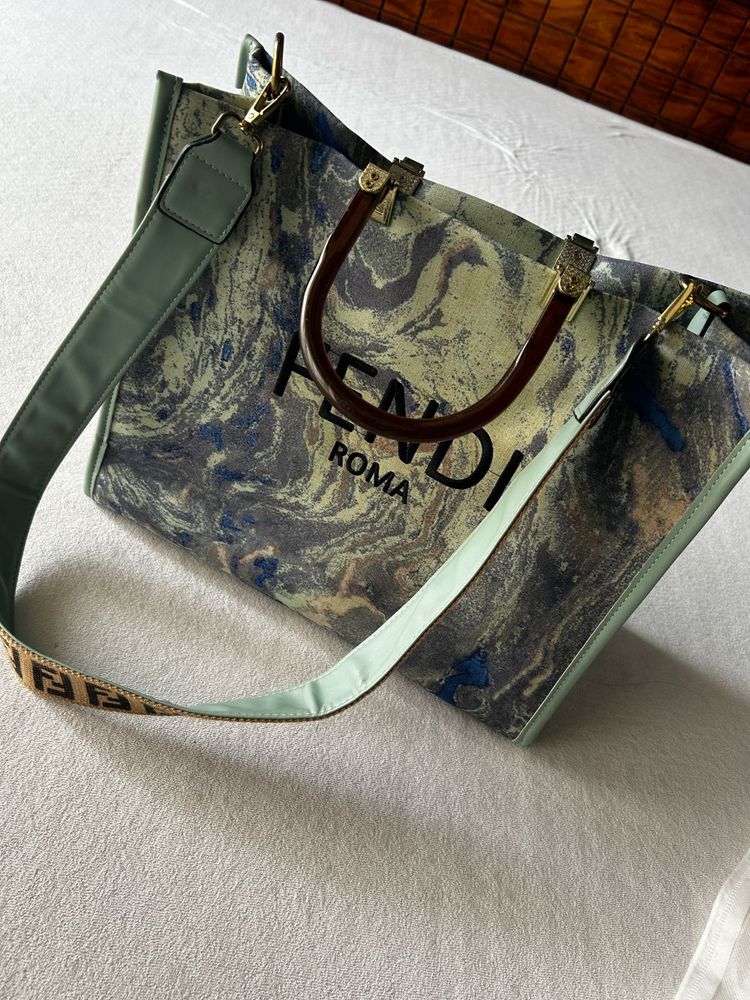 👜Luxurious large fendi Bag - NWT