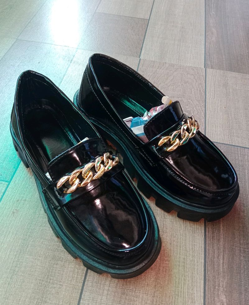 Chain Detailed Black Loafers