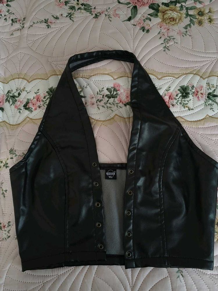 new without  tag ..black Halter Top