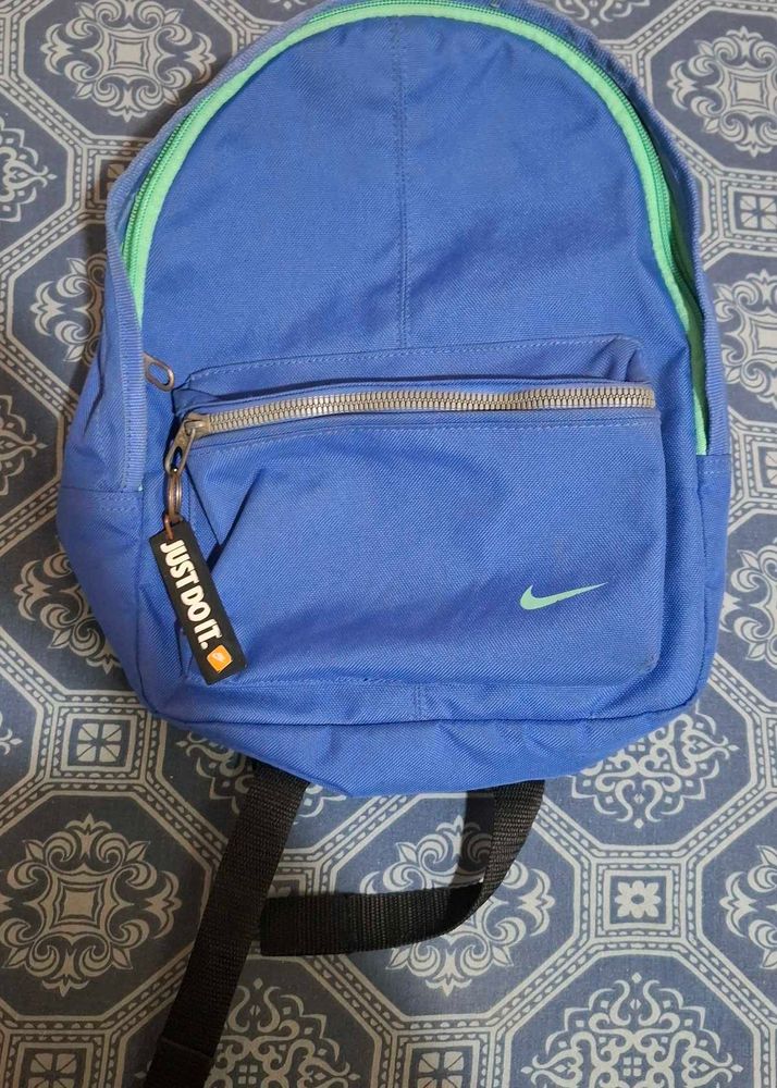 Nike Small Bagpack