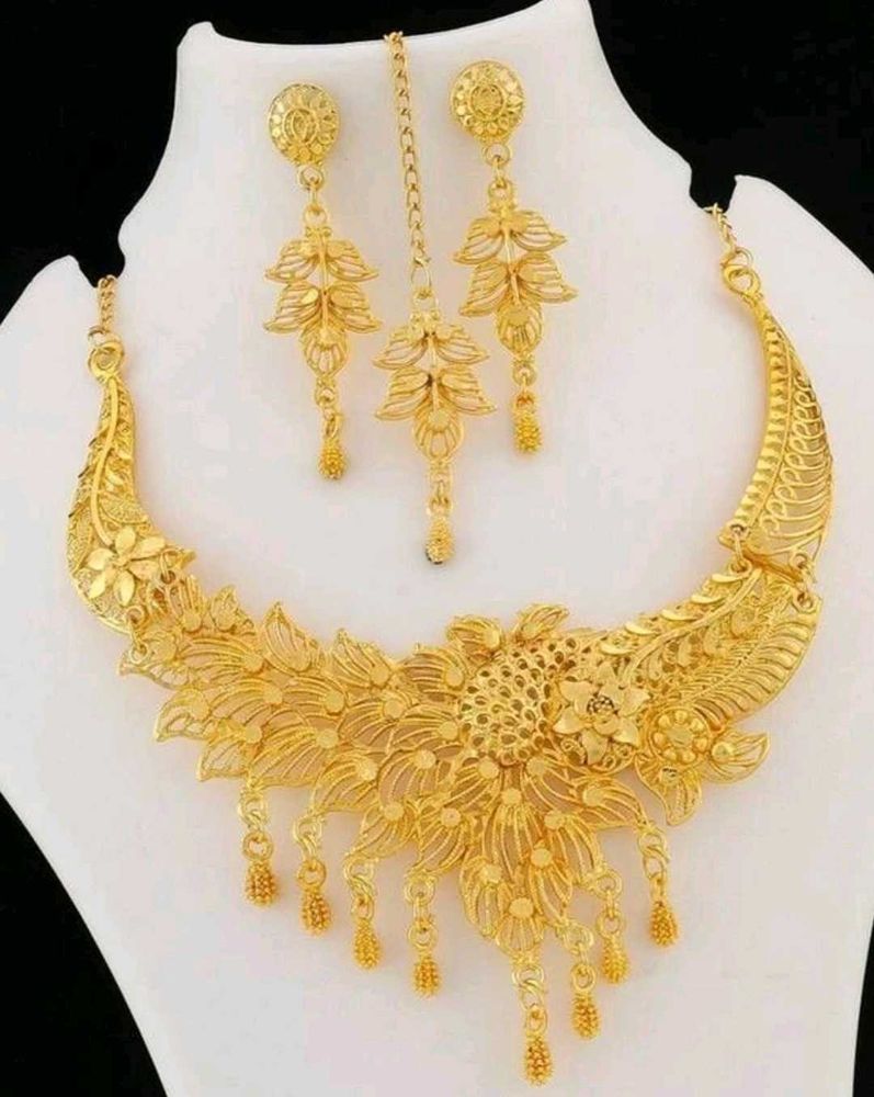Golden Floral Necklace Set
