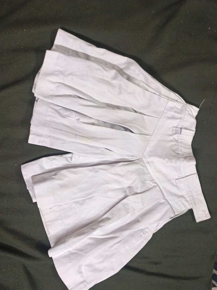 White divider Pleated Shorts