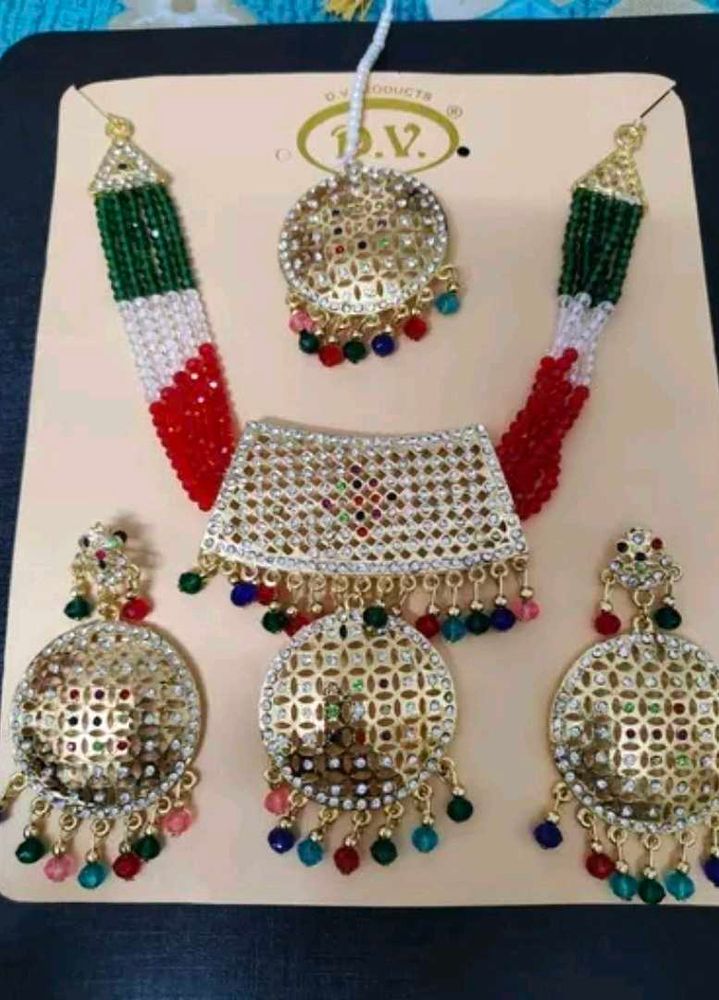 Multicolor Necklace Set With Mangtika