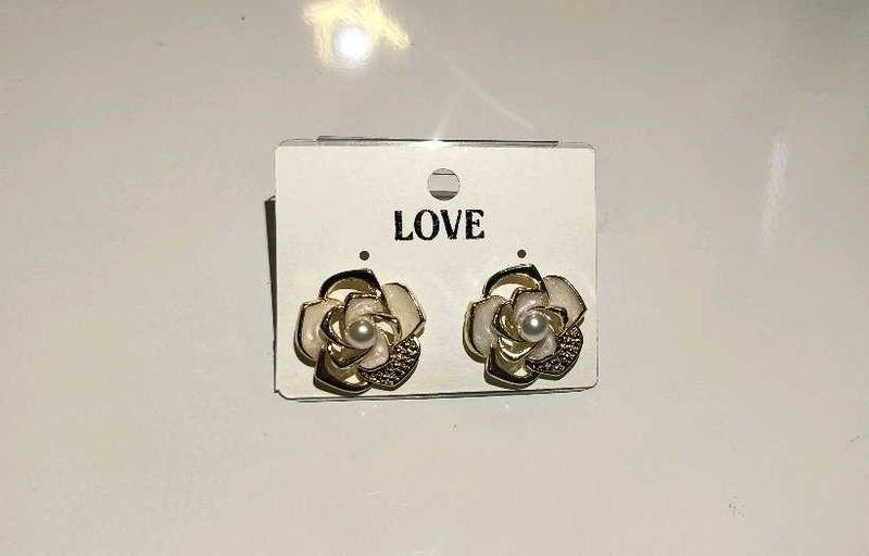 Elegant Flower Stud Earrings