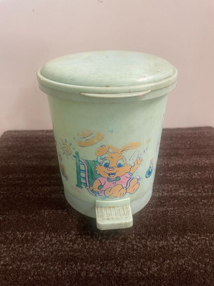 Tabletop Dustbin