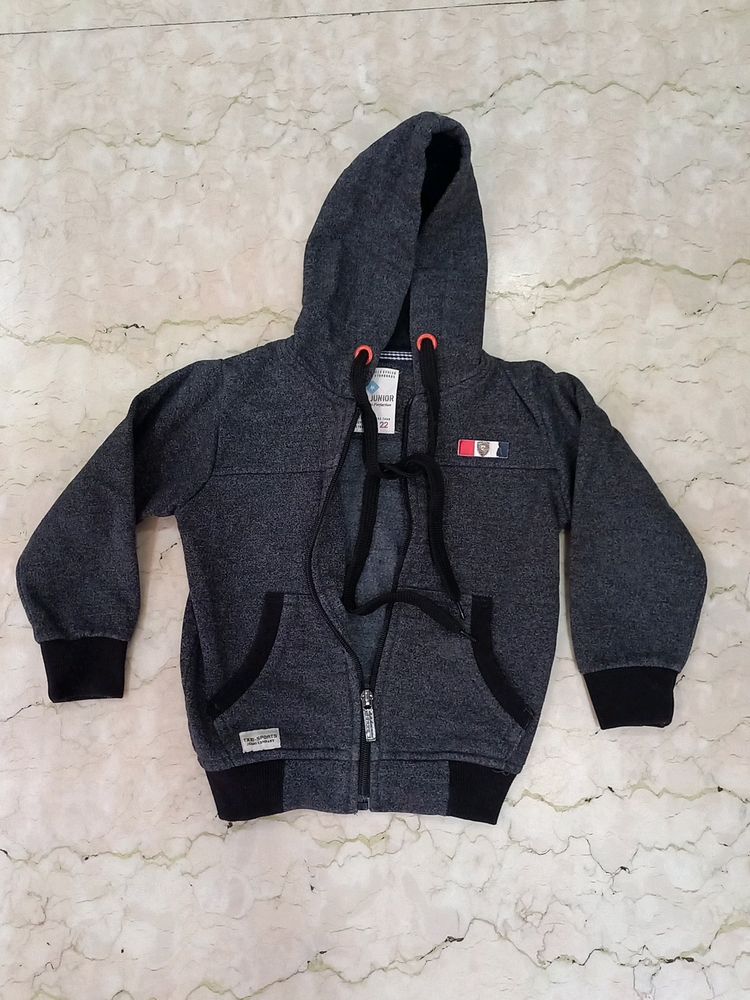 TXXI JUNIOR 3 Y BOYS/GIRLS SWEATER WITH HOODIE IN GOOD USABLE CONDITION