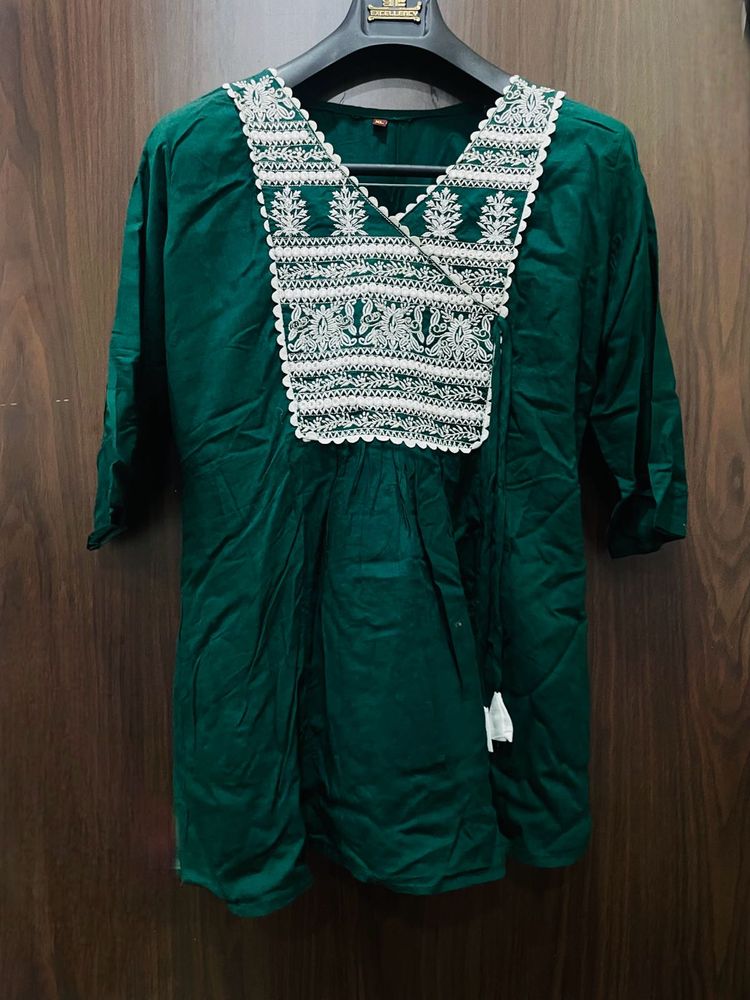 Discover this elegant emerald green kurta featurin