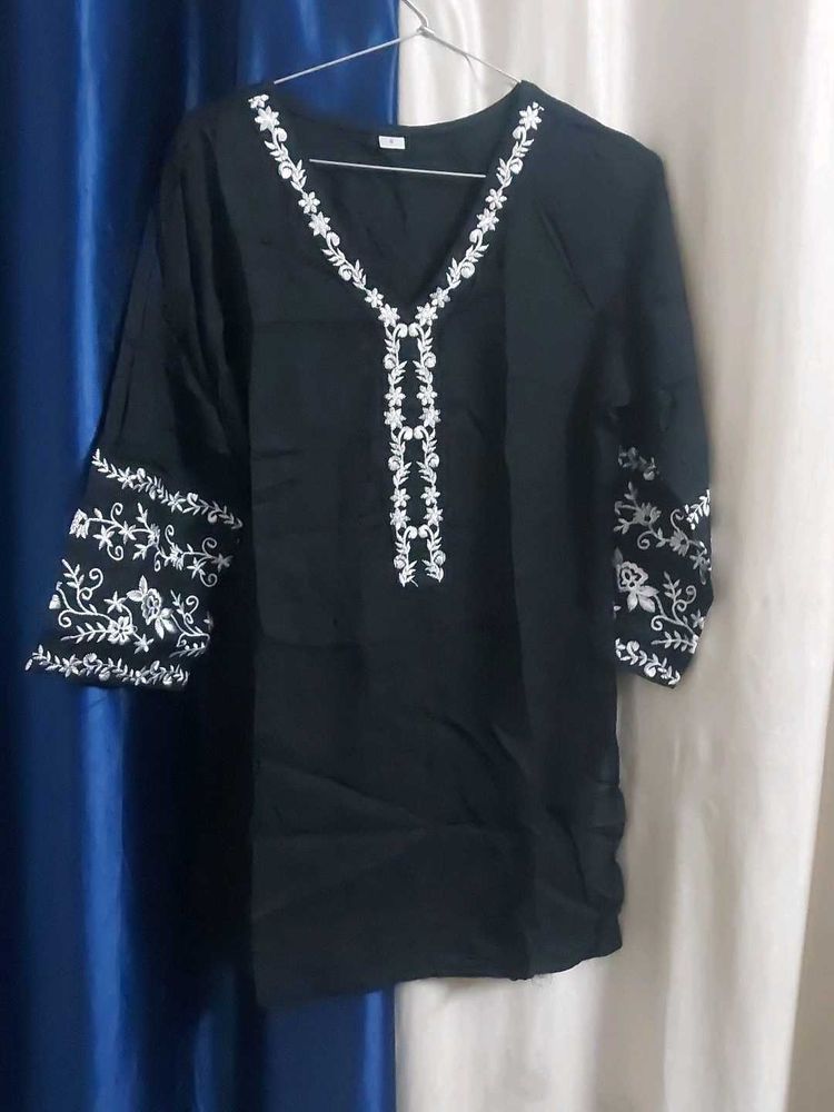 Embroidered Black Tunic Top🌺💗