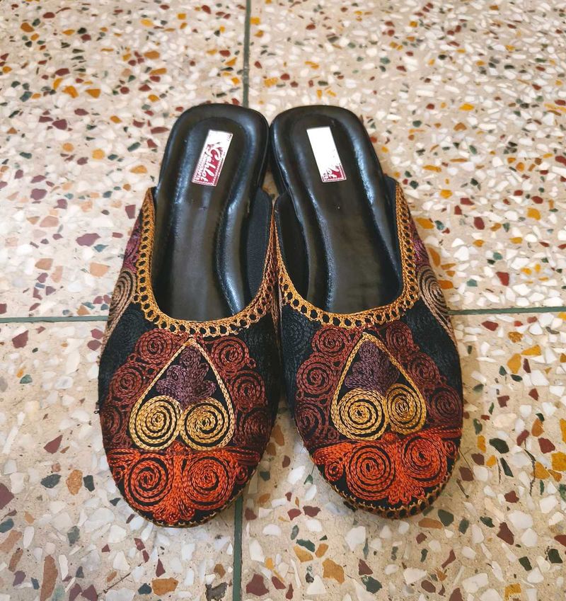 Ethenic Embroidery Juti For Women