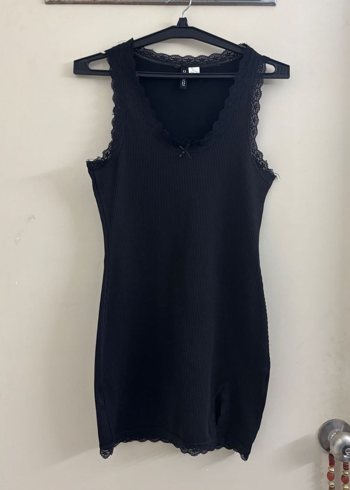 H&amp;M SLIT CUT LACE TRIMMED DRESS