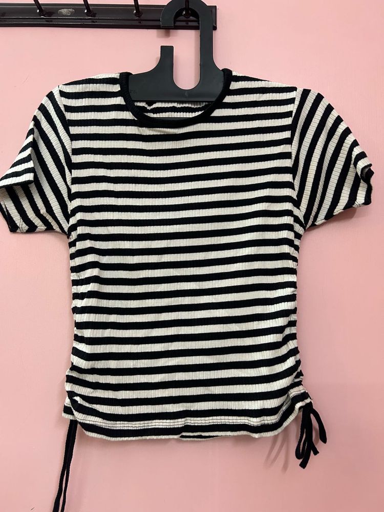 Zudio Black &amp; White Ribbed Tshirt
