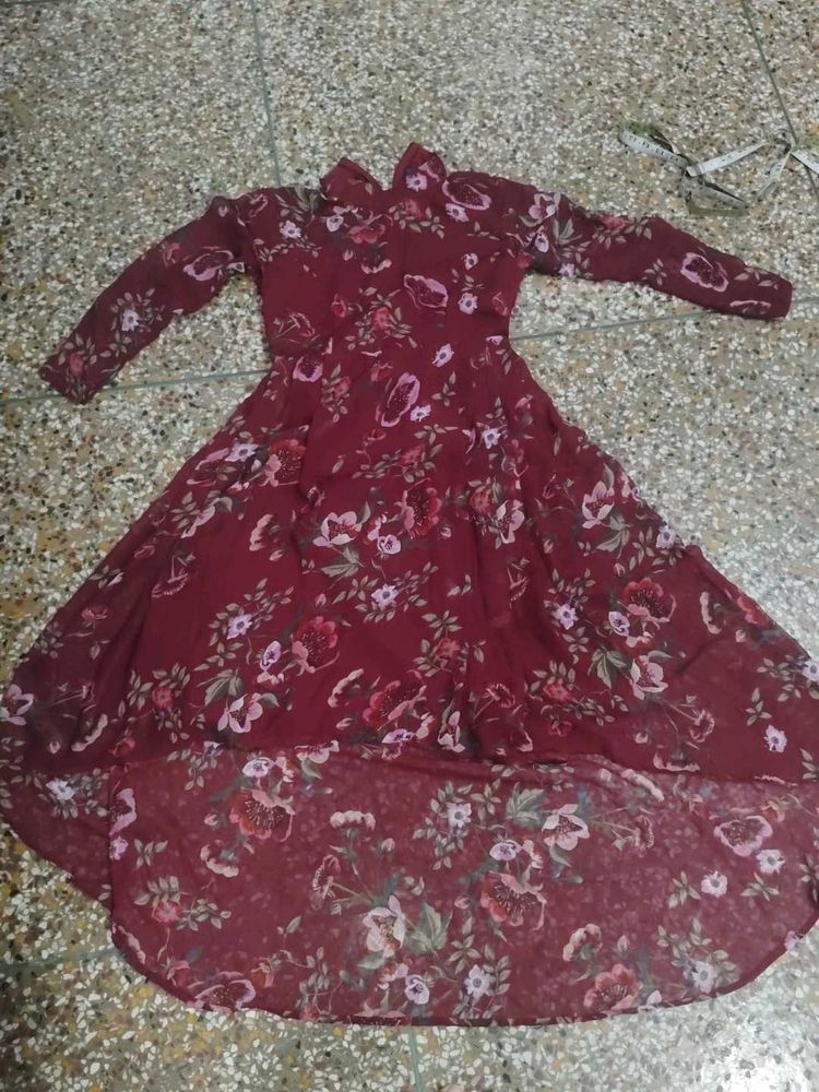 one piece frock iske upar छोटे-छोटे flower Bane hu