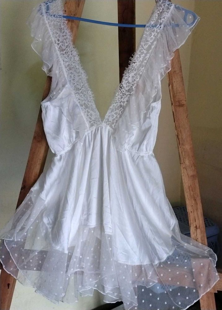 Feminen Short White Lingeri.