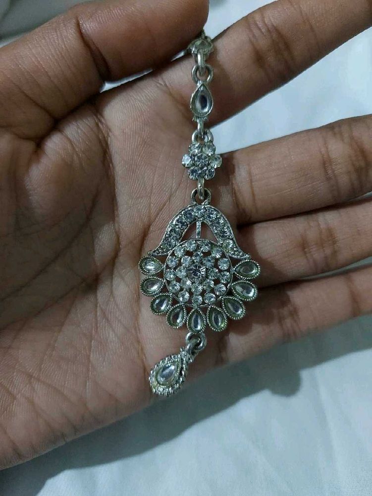 Elegant Maang Tikka