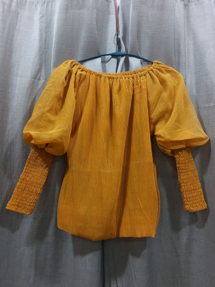 A Stretchable Yellow Top