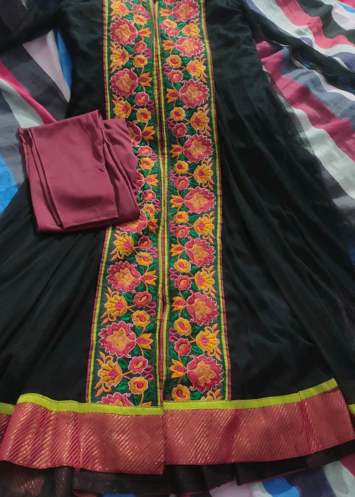 A Beutiful Dress With Leggings