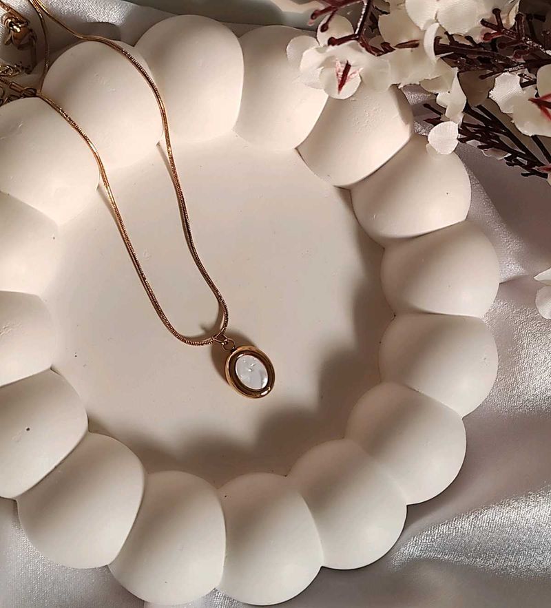 Elegant Oval Pendant Necklace