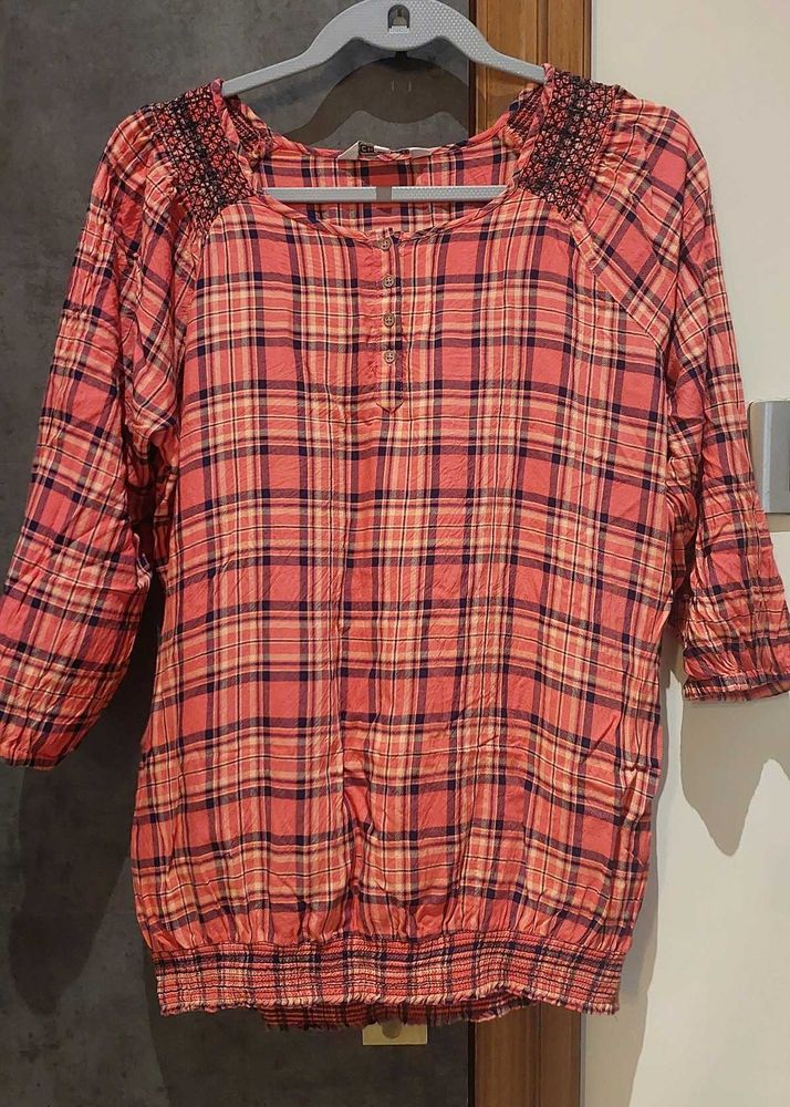 Women&#39;s Casual Checkered Top with Smocked Details