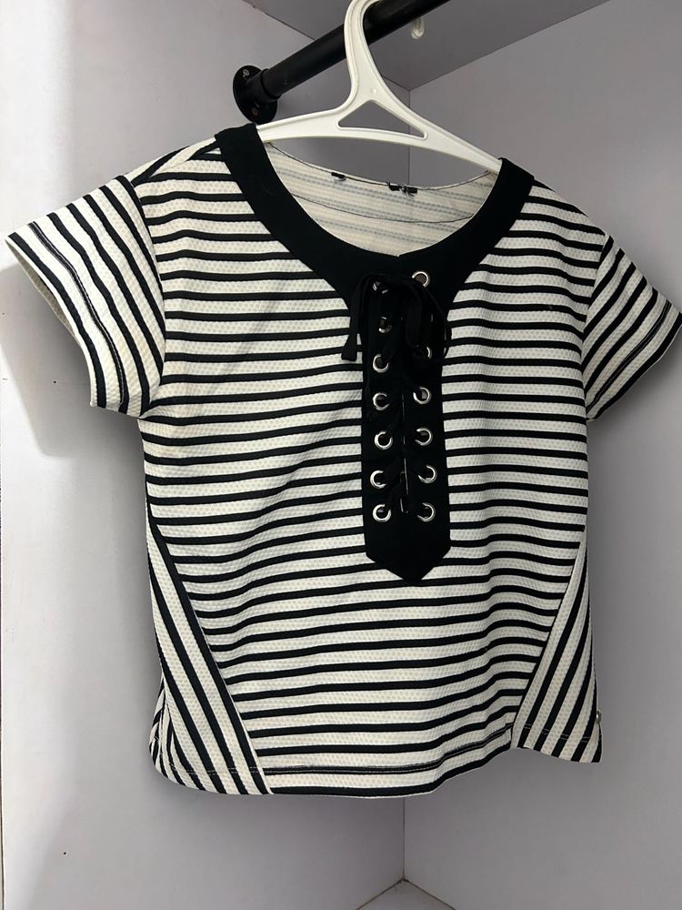 Nuon Black And White Top With Criss Cross Patter