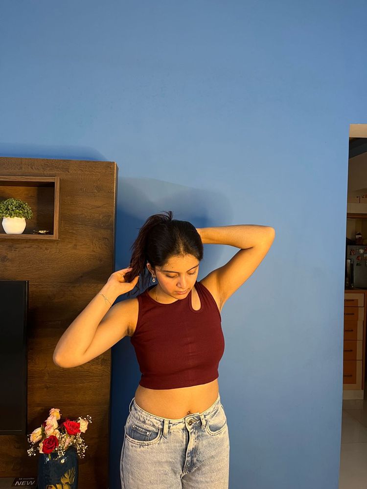 Stylish Ribbed Maroon Crop Tank with Cutout