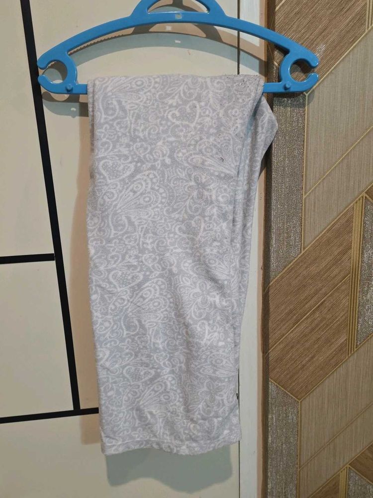 Patterned grey woolen legging