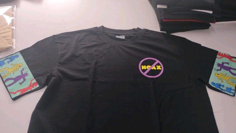 HOAX Graphic Print T-Shirt