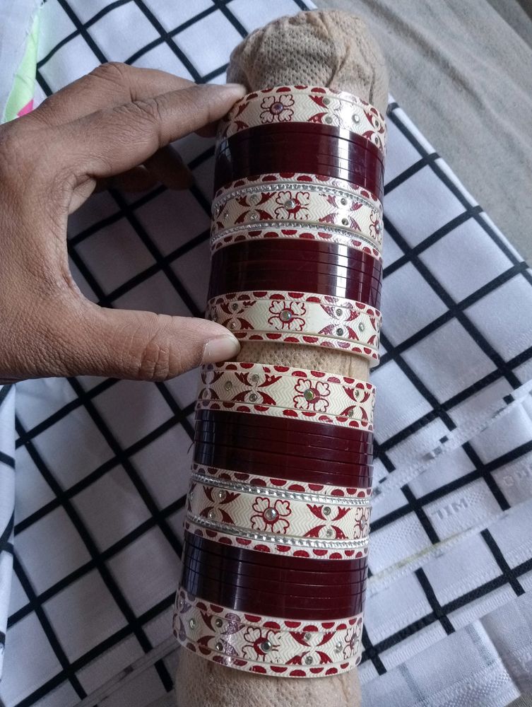 Chuda Maroon And White Colour