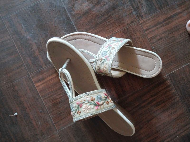 Beautiful Kolapuri Chappal For Women