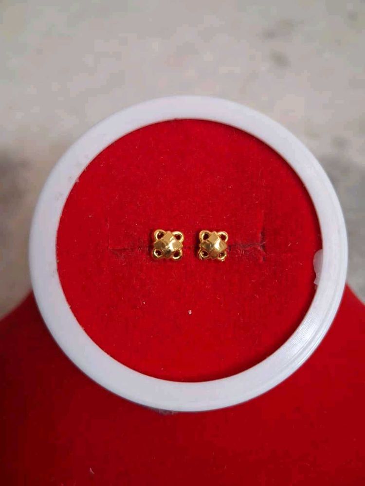 Beautiful New Desiner Gold Studs