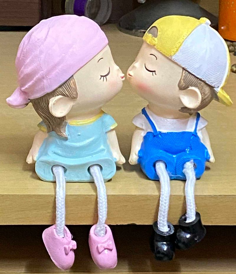 Kissing Couple Figurine Set - 2Pcs