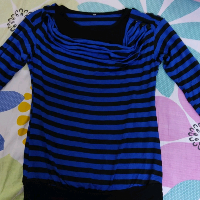 black and blue colour top with 3 black buttons on the shoulder, size =40