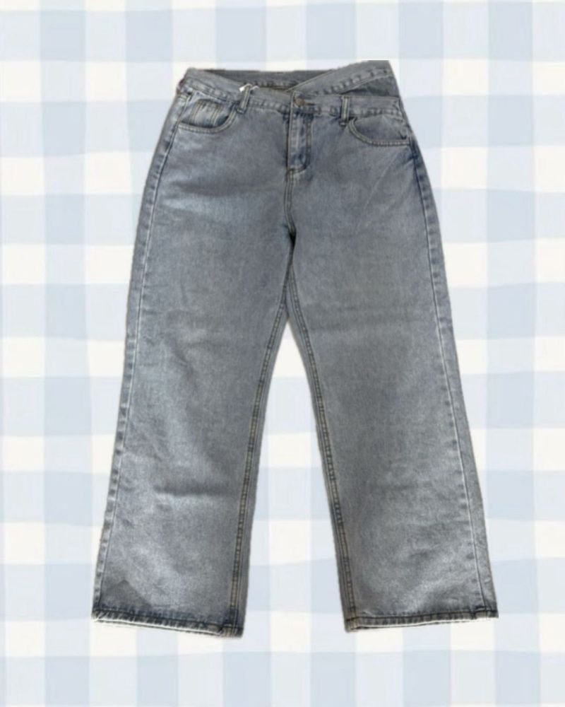 Assymetrical High Waisted Jeans