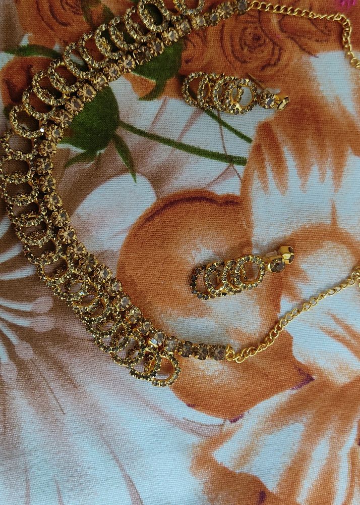 Small Chick Set With Earings In Golden Colour