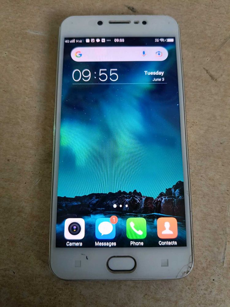 Vivo V5. (with original charger, cover and box)