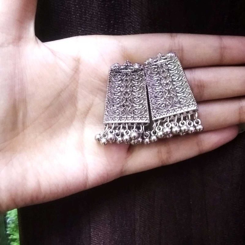 Silver Tone Dangle Earrings❤
