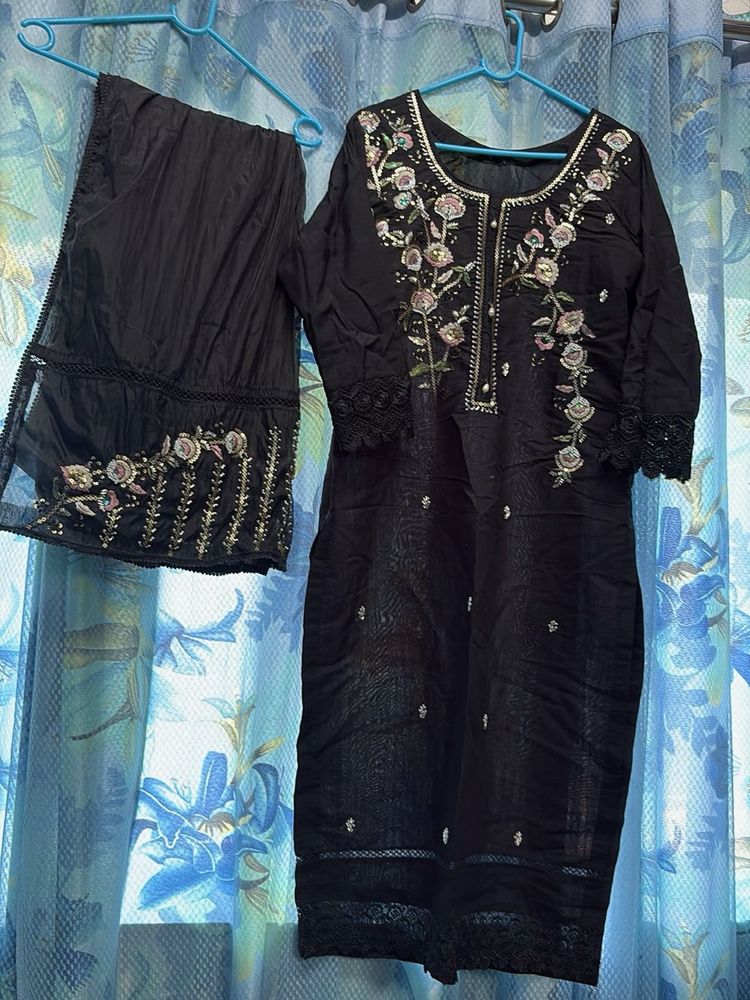 Pakistani heavy embroidered black kurta &amp; dupatta
