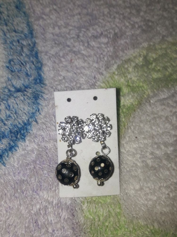 black golden studa for womenn with diamonds