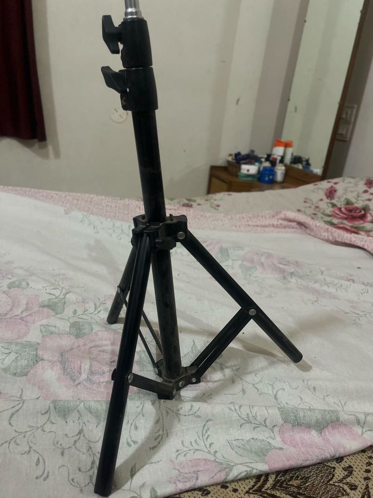 Adjustable Tripod For Mobiles And Ringlight