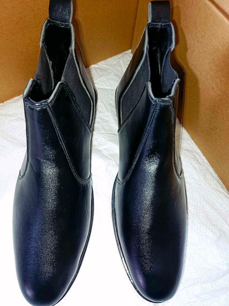 Stylish Black Leather Chelsea Boots