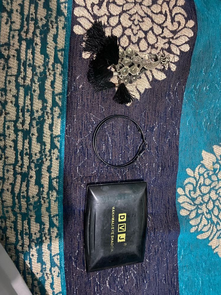 2 sets of earings and 1 eye shadow palette combo