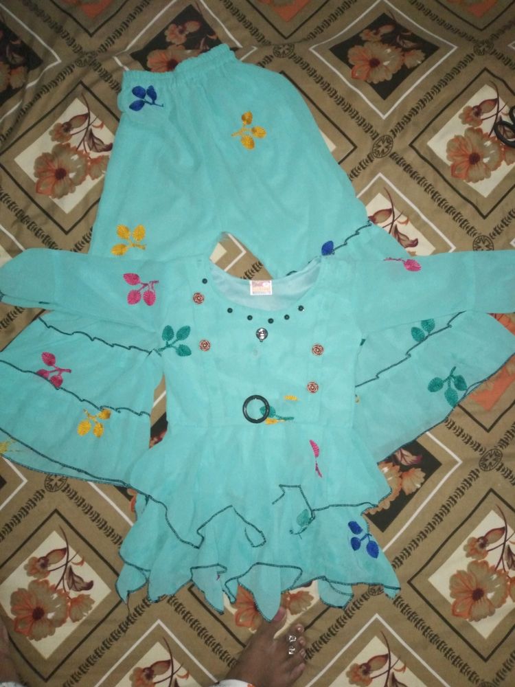 Very Nice Dress Plaza With Top... 4to5 Years Old Girl..