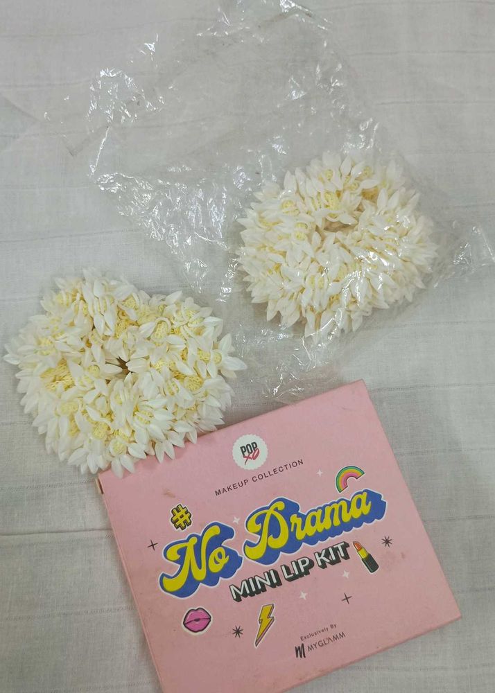 COMBO OFFER GAJRA HAIR BUN WITG LIPSTICK SET