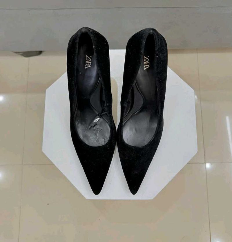 Black Pumped Heel | ZARA