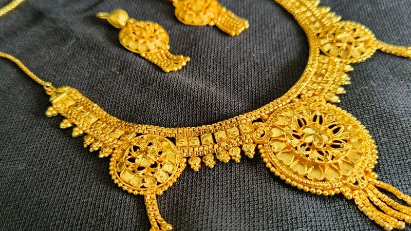 Covering Necklace And Earrings