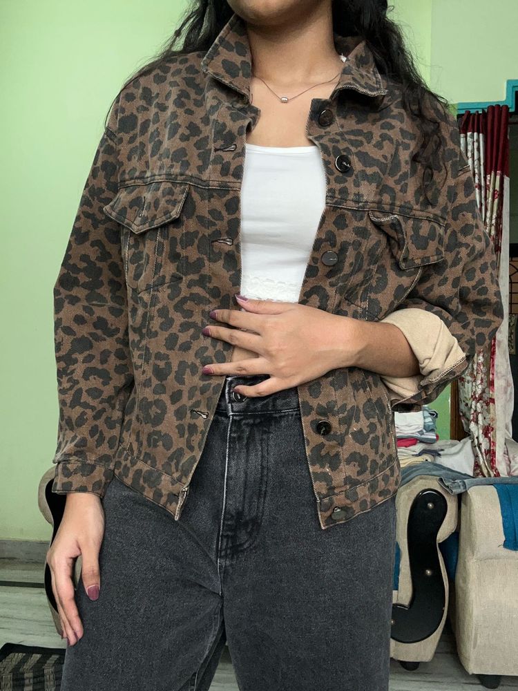 Denim Jacket with Leopard Print 🐆🖤🤎