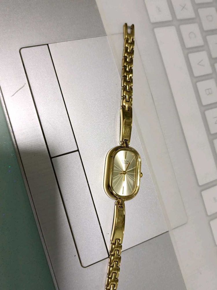 Elegant Gold-Tone Ladies&#39; Watch