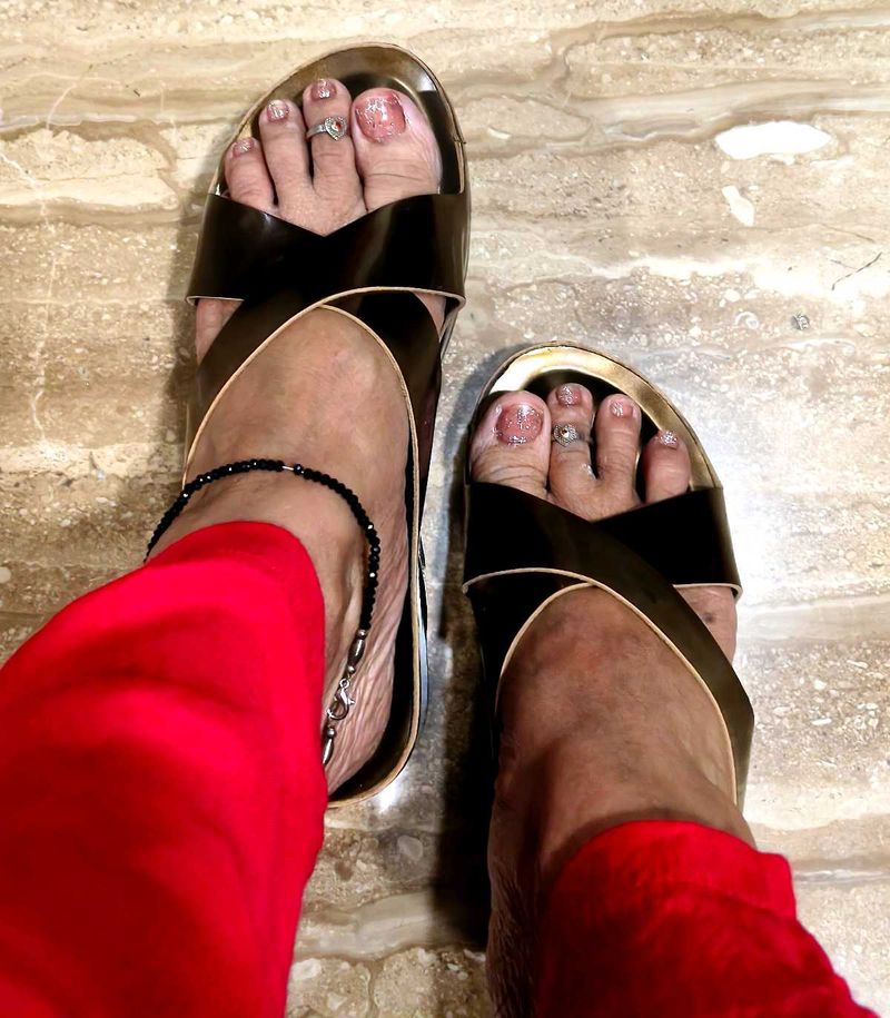 Sleek Black &amp; Gold Criss-Cross Slides