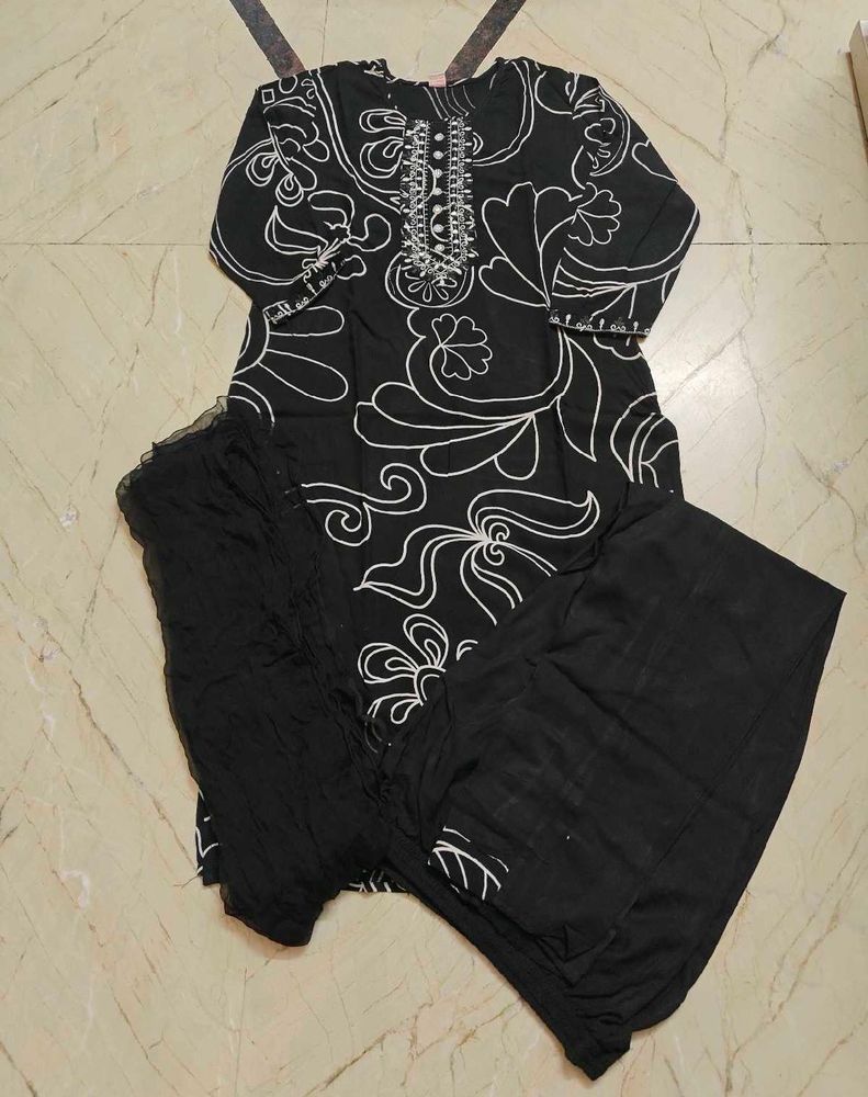 Black &amp; White Floral Kurta Set