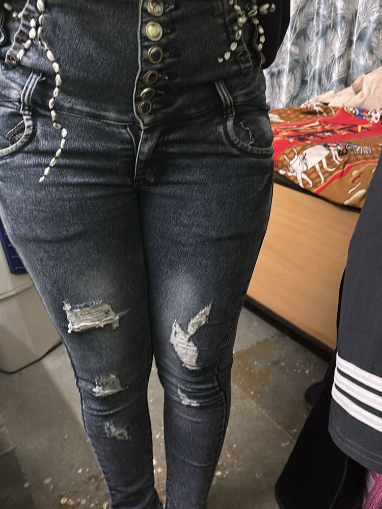 New 6 Botton High Waist Jeans
